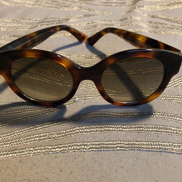 Gucci Brown Tortoise Sunglasses with Stars on Arms - Picture 3 of 9